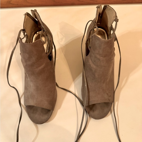 Gray heels, lace up front, light worn - Picture 3 of 5